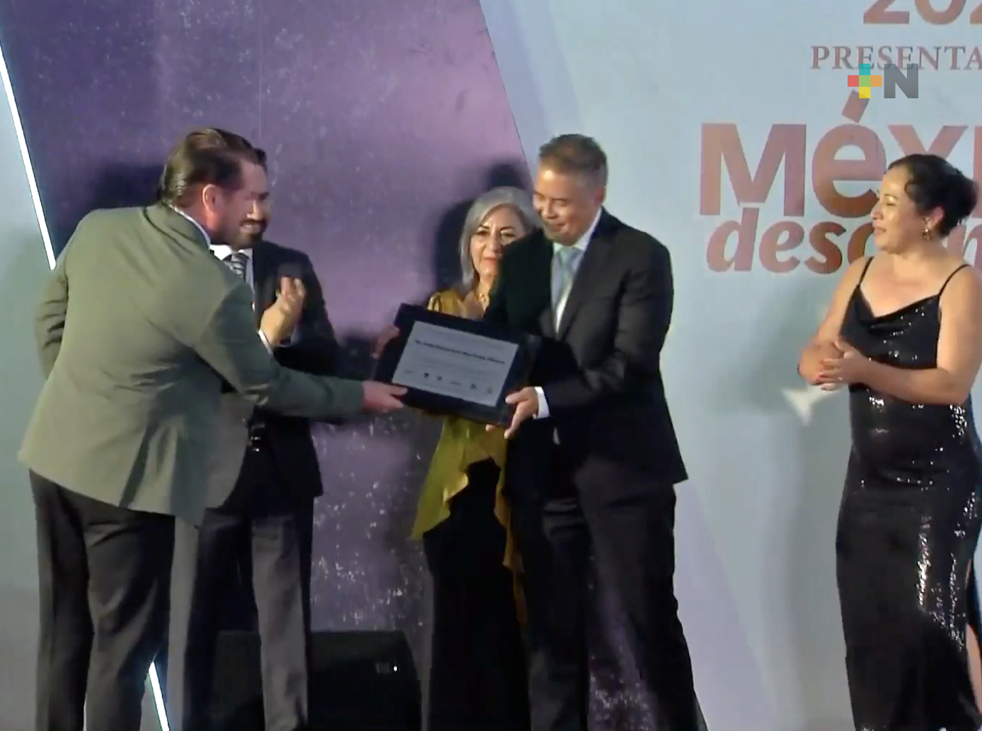 Reconocen prestadores de servicios turísticos al secretario Iván Martínez Olvera